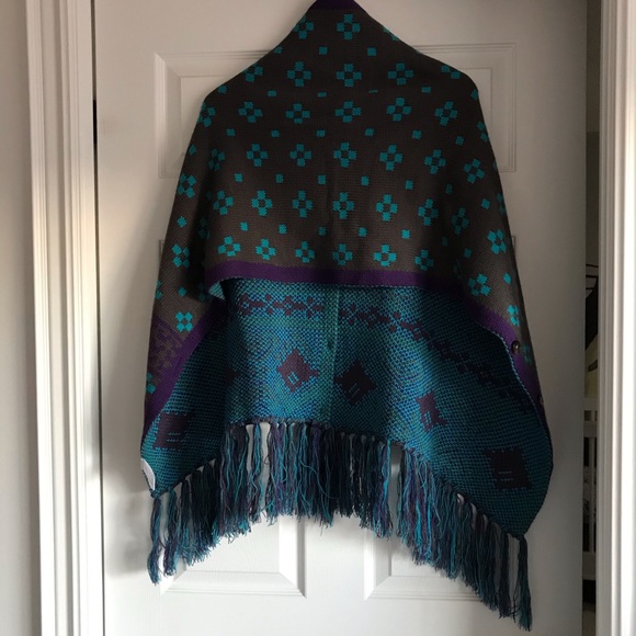 Shawl wrap with buttons - Picture 3 of 7